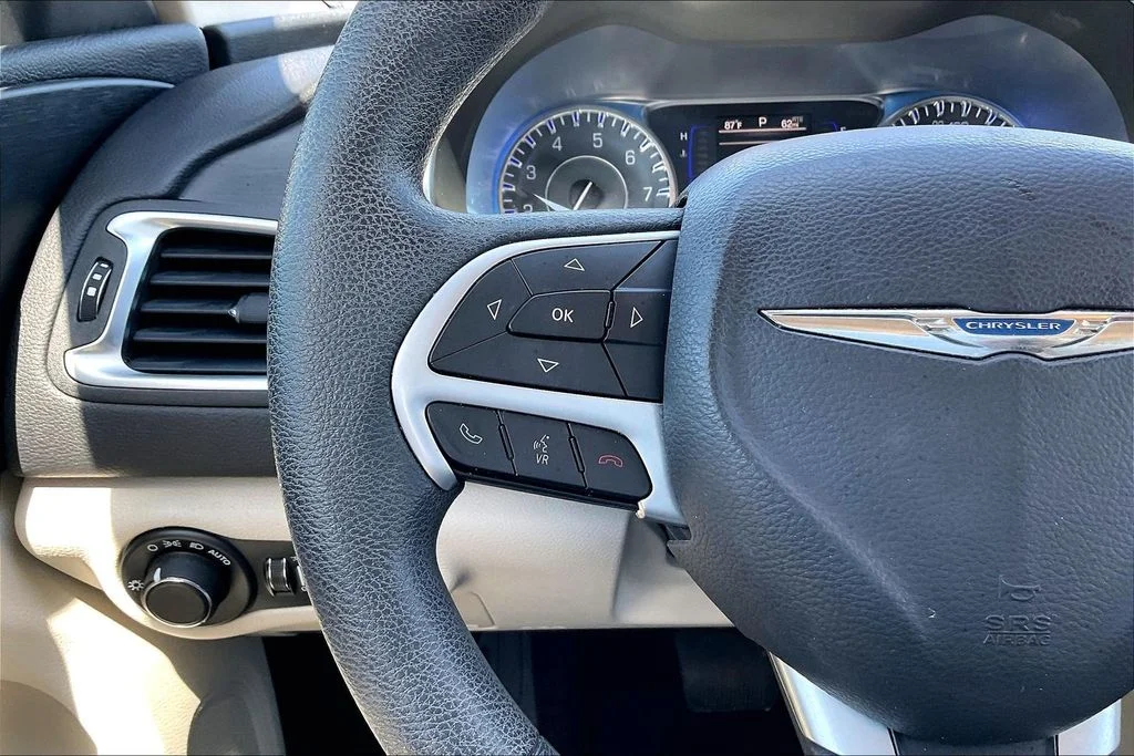 Used 2015 Silver Chrysler Limited image 9