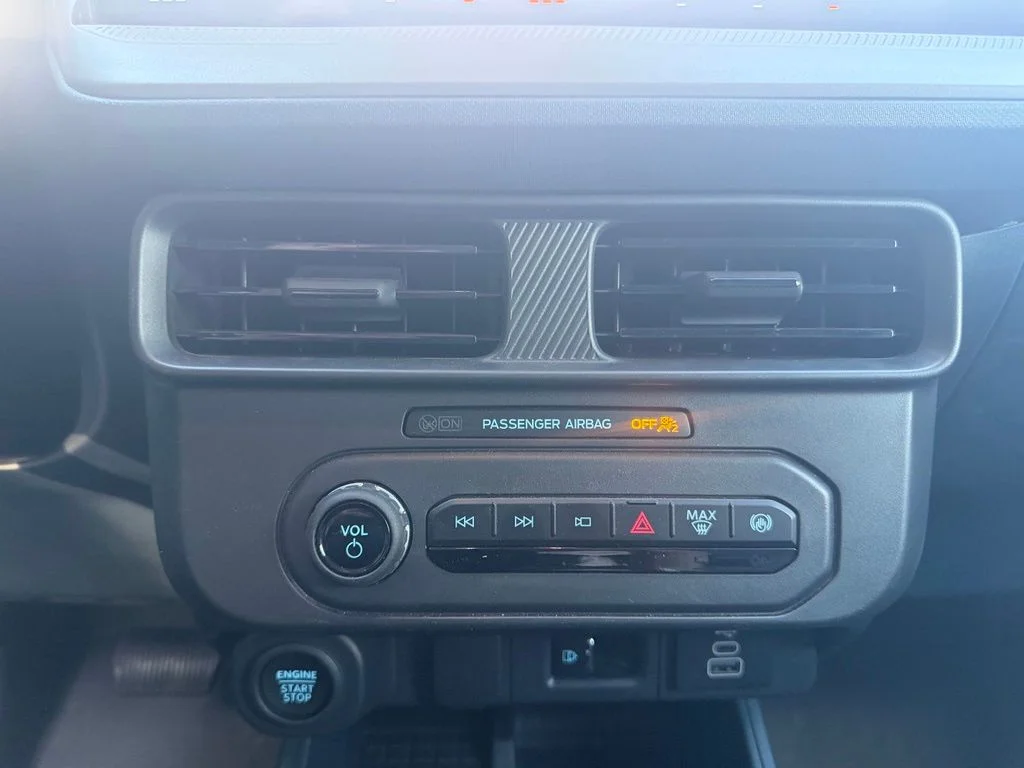 Used 2025 Gray Metallic Ford Lariat image 19