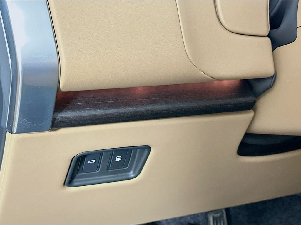 Used 2025 White Land Rover SE image 10