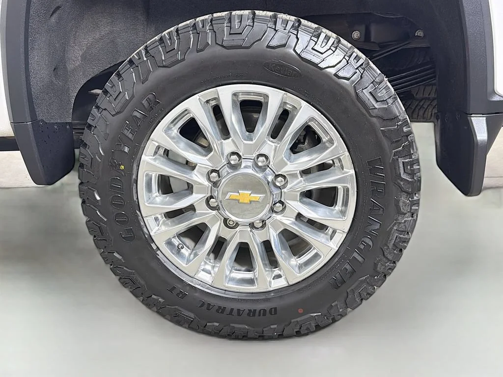 Used 2021 Iridescent Pearl Tricoat Chevrolet High Country image 29