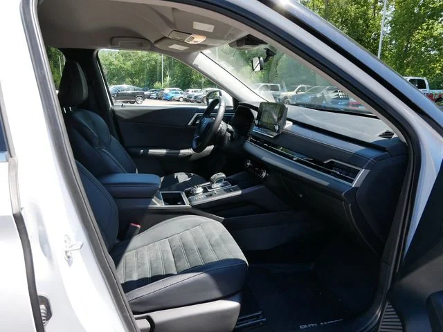 Used 2023 White Diamond/Black Roof Mitsubishi SE image 8