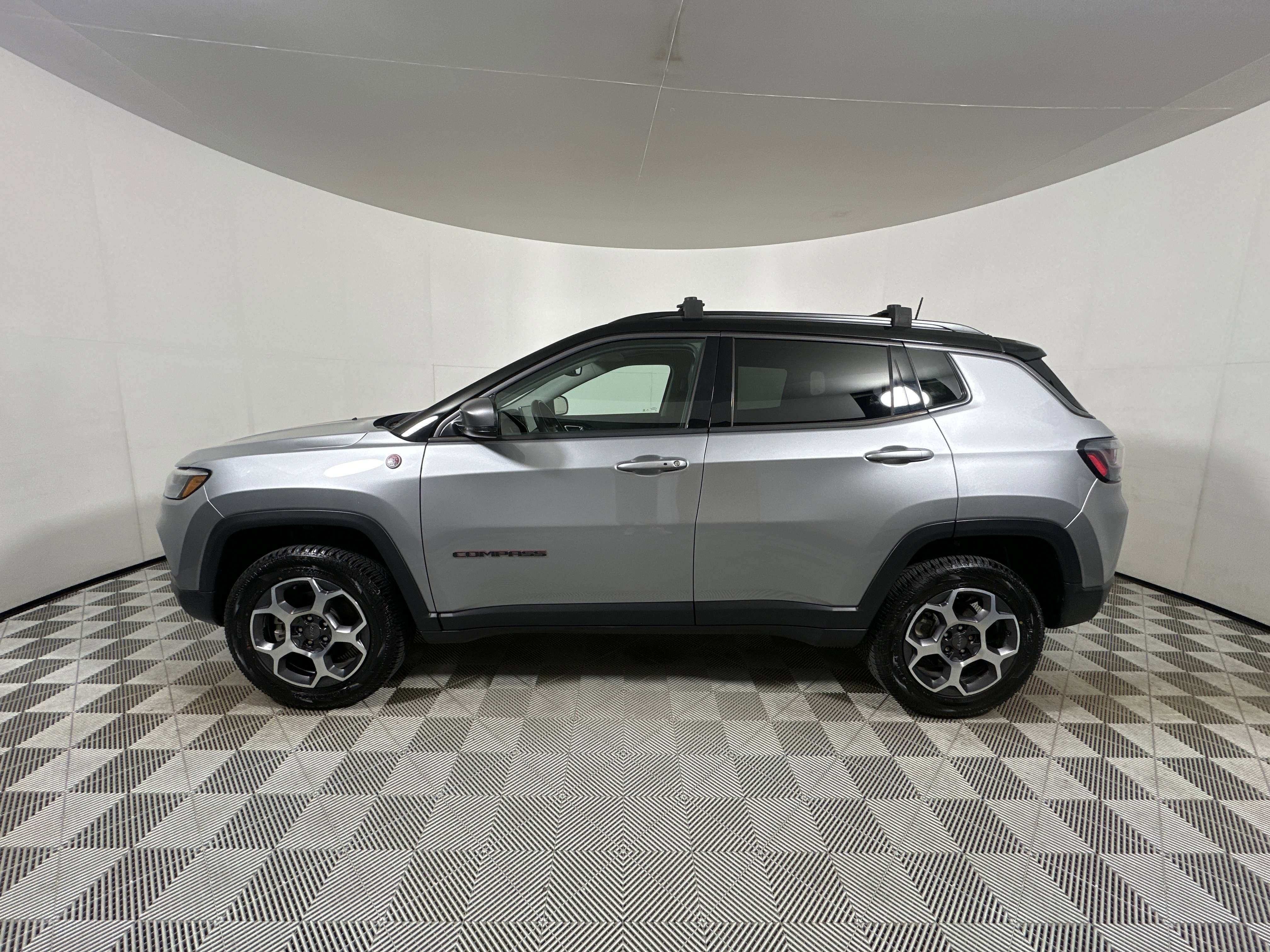 Used 2022 Billet Silver Metallic Clearcoat Jeep Trailhawk image 4