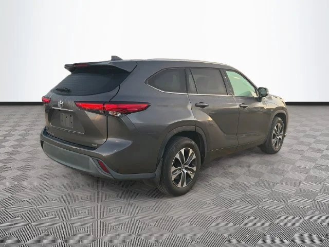 Used 2021 Magnetic Gray Metallic Toyota XLE image 7