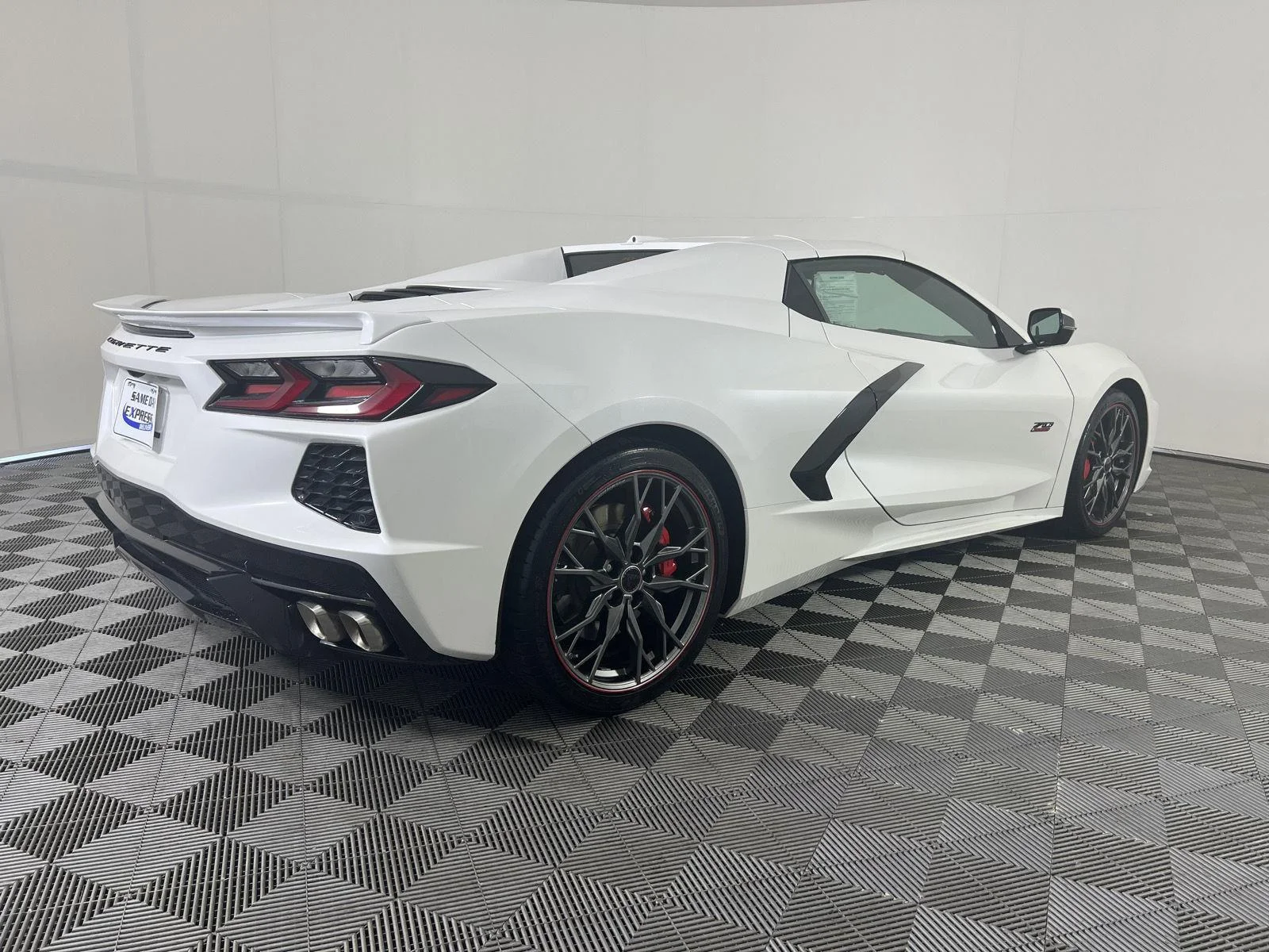 Used 2023 White Pearl Metallic Tricoat Chevrolet Stingray image 25