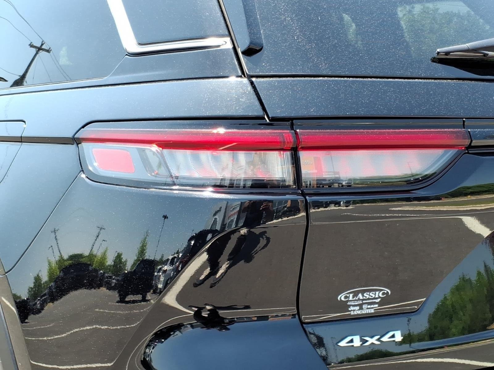 Used 2025 Diamond Black Crystal Pearlcoat Jeep Limited image 19
