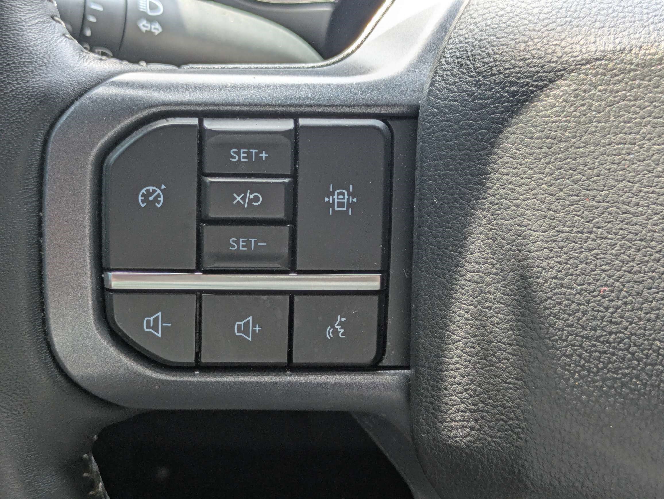 Used 2023 Star White Metallic Tri-Coat Ford LARIAT image 31