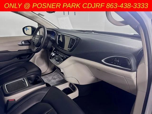 Used 2024 White Chrysler Select image 31