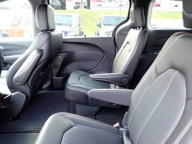 New 2026 Bright White Clear-Coat Exterior Paint Chrysler Select image 13