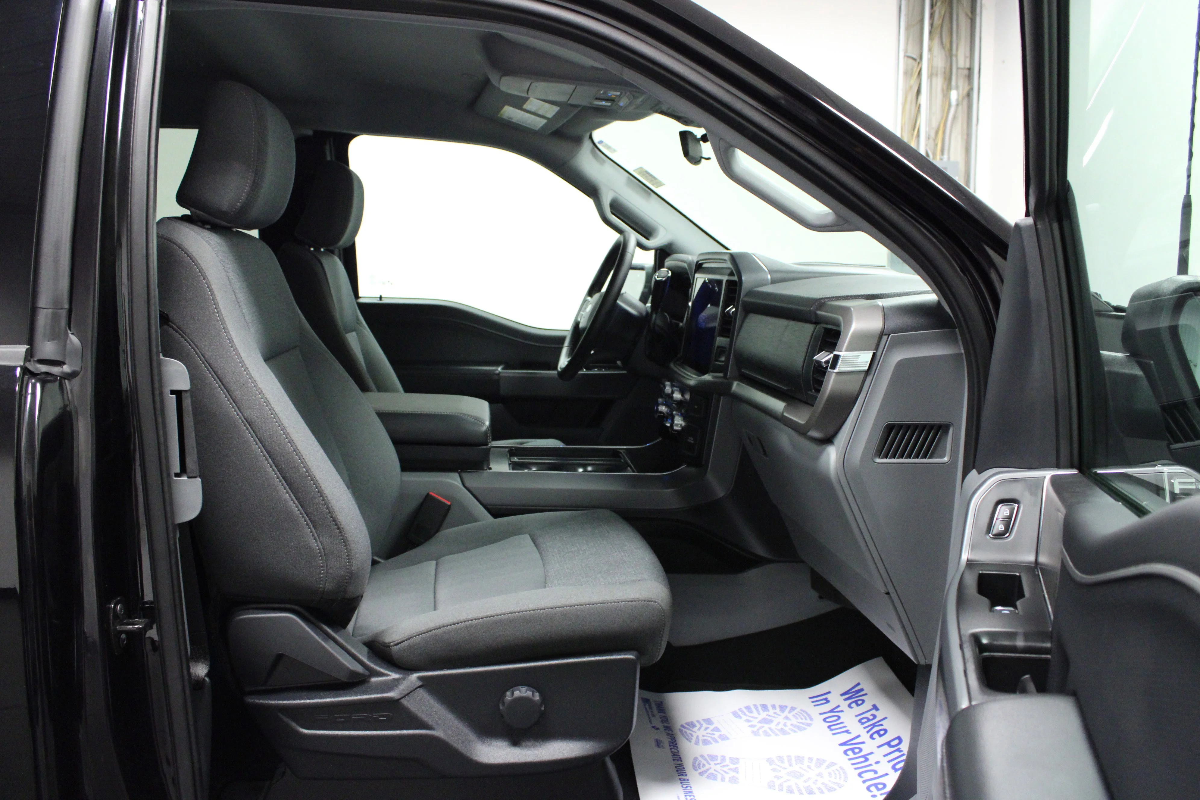 Used 2025 Black Metallic Ford XLT image 16