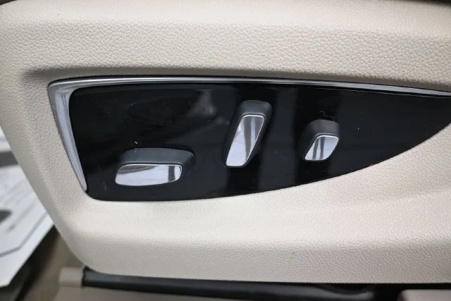 Used 2018 CRYSTAL WHITE TRICOAT Cadillac Luxury image 11