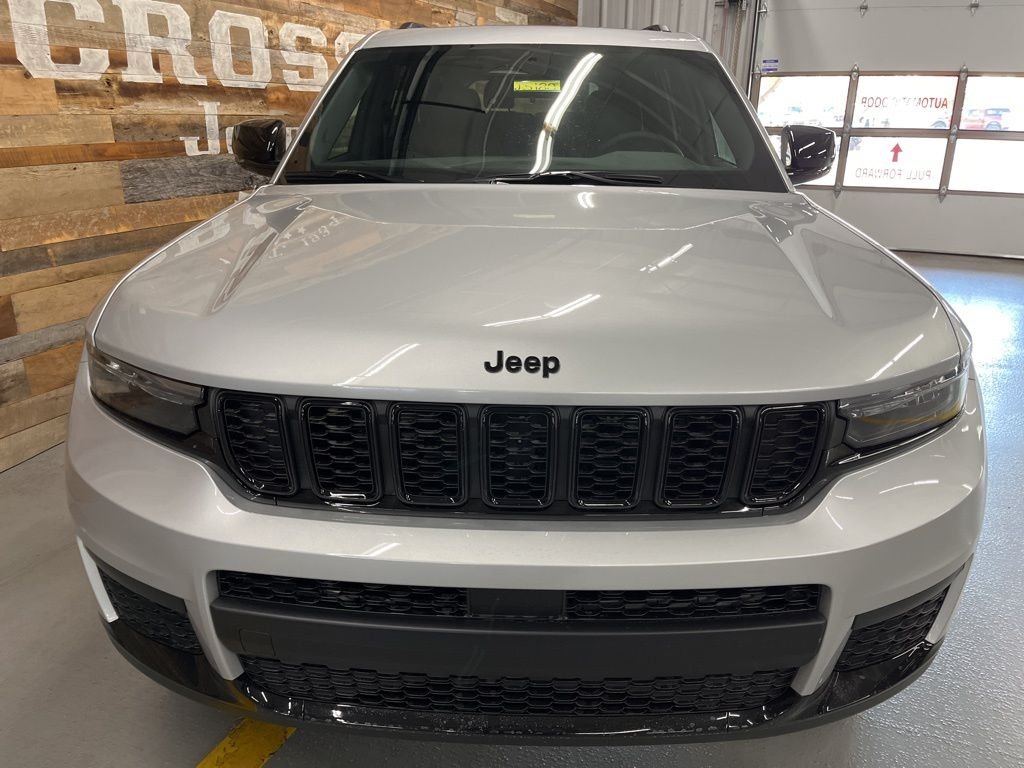 New 2025 Silver Zynith Exterior Paint Jeep Altitude X image 6