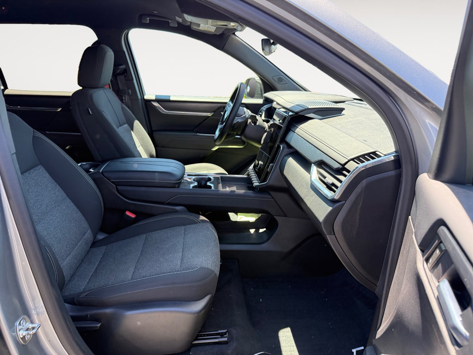 Used 2025 Sterling Metallic GMC Elevation image 19