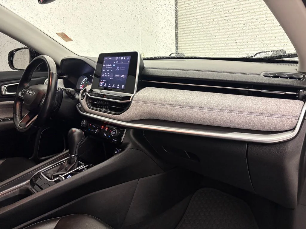 Used 2022 Gray Jeep Latitude image 40