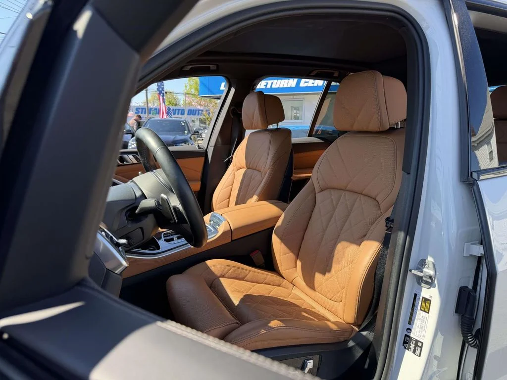 Used 2026 White BMW M60i image 19