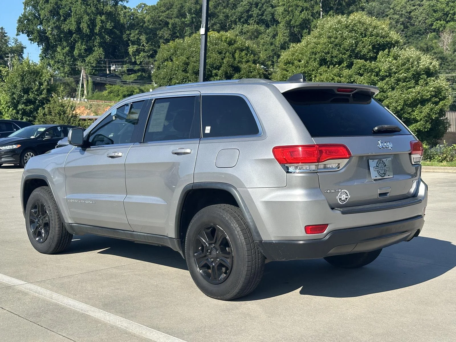 Used 2015 Billet Silver Metallic Clearcoat Jeep Laredo image 5