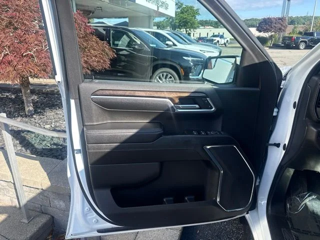 Used 2023 White GMC SLE image 9