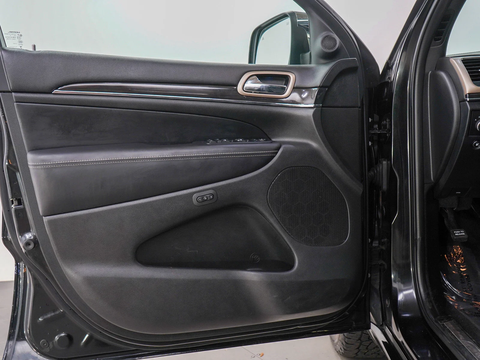 Used 2016 Brilliant Black Crystal Pearlcoat Jeep Overland image 20