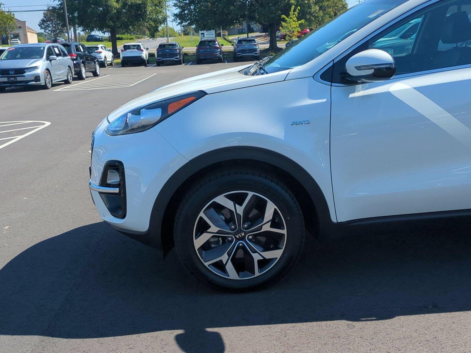 Used 2022 Snow White Pearl Kia EX image 10