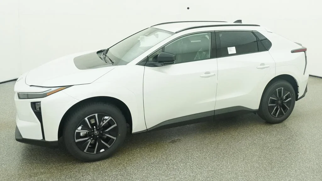 New 2026 Wind Chill Pearl Toyota XLE image 32