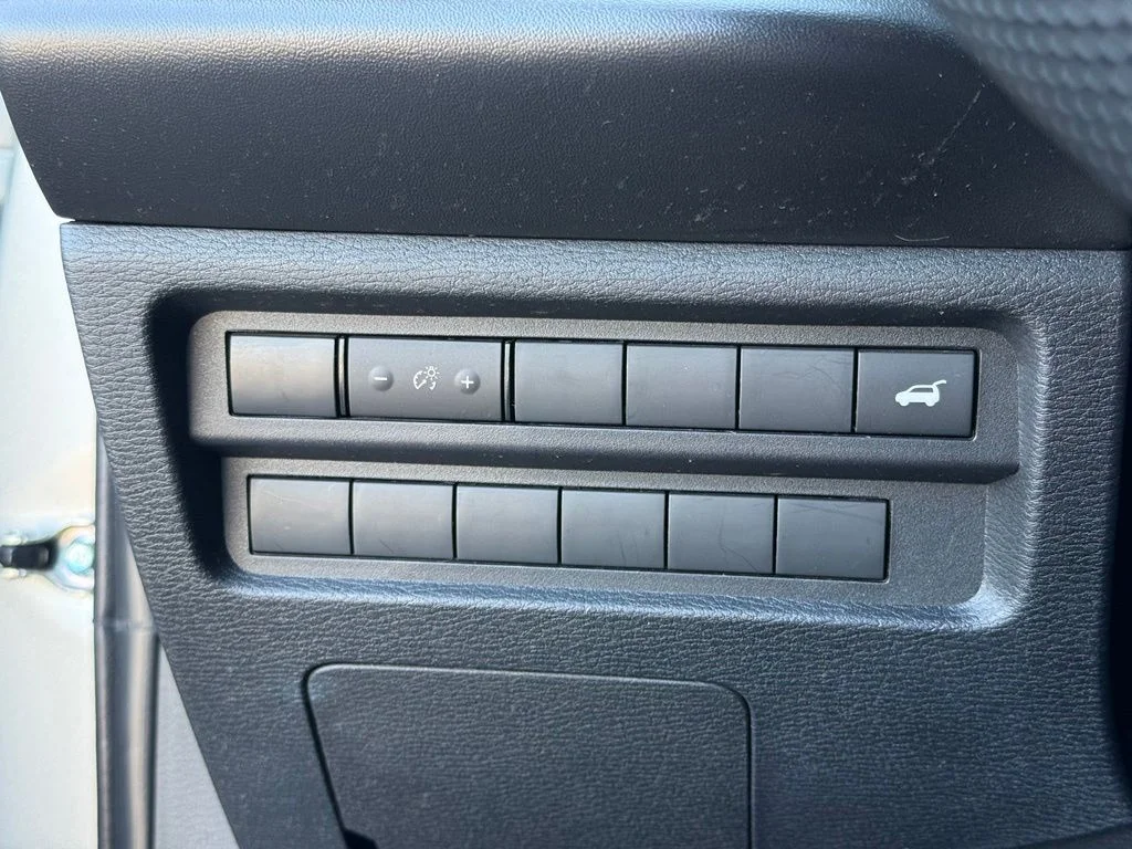 Used 2023 Silver Mitsubishi SE image 31