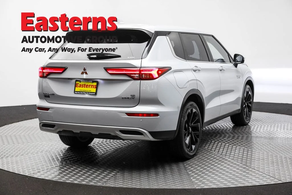 Used 2023 White Mitsubishi SE image 5