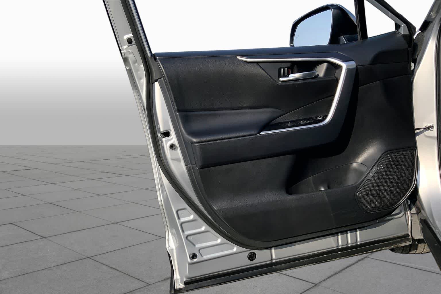 Used 2025 Silver Sky Metallic Toyota XLE image 21