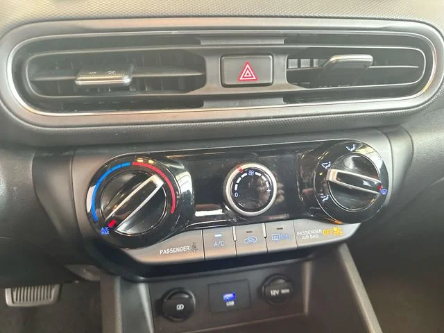Used 2022 White Hyundai SEL image 18