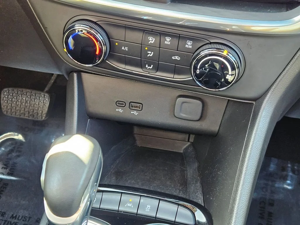Used 2024 Summit White Buick Preferred image 21