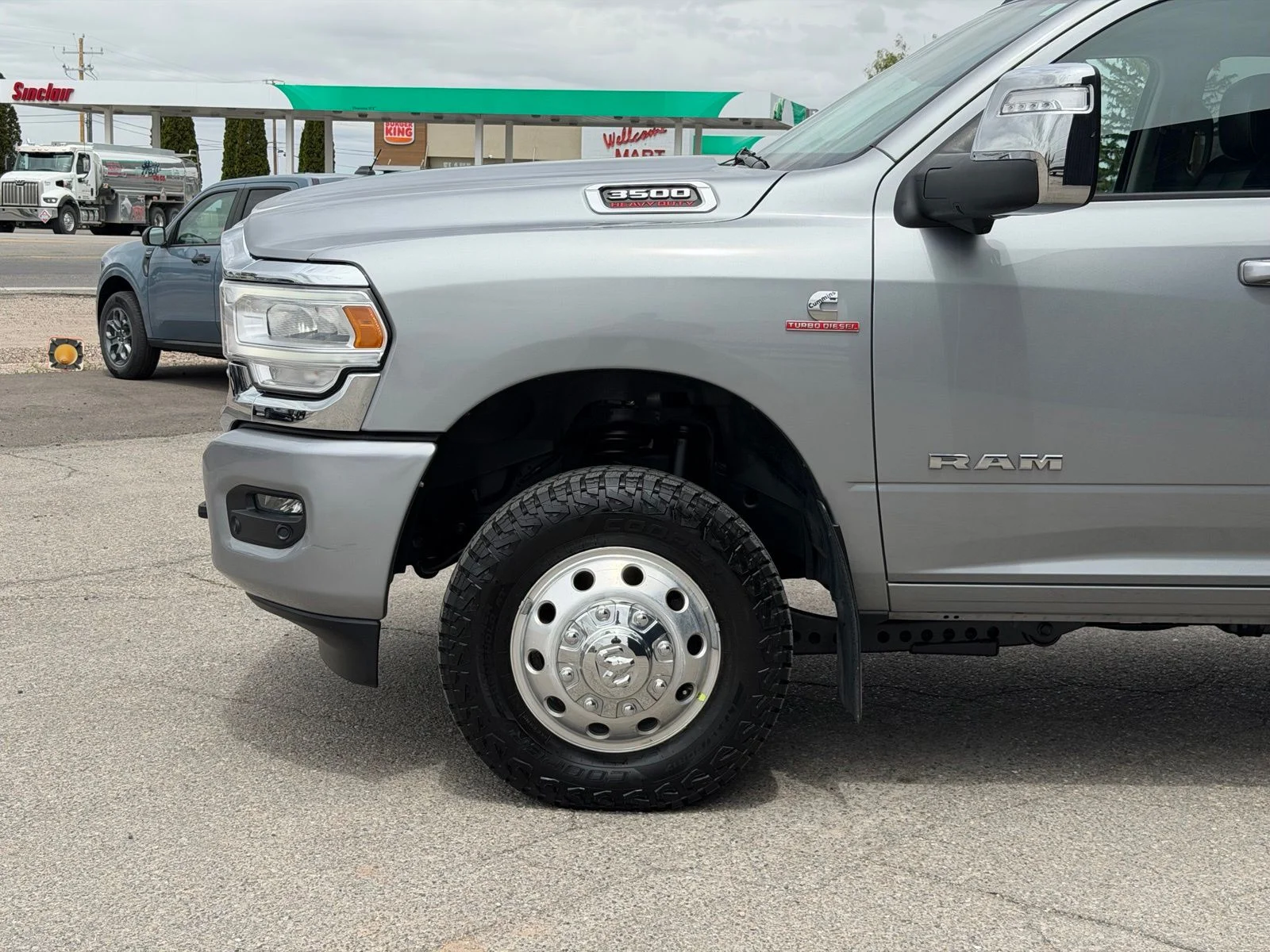 Used 2024 Silver Ram Laramie image 12