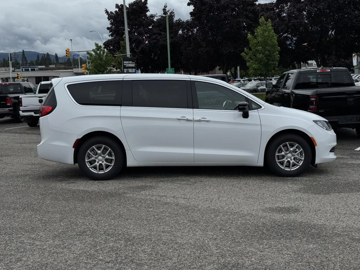 New 2027 White Chrysler SXT image 4