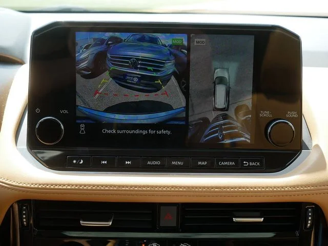Used 2021 Gold Nissan Platinum image 28