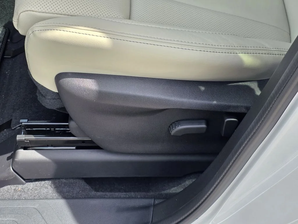 New 2026 CRYSTAL WHITE PEARL Subaru Limited 7-Passenger image 19