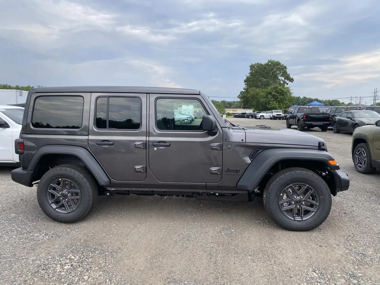 New 2026 Granite Crystal Metallic Clear-Coat Exterior Paint Jeep Sport S image 2