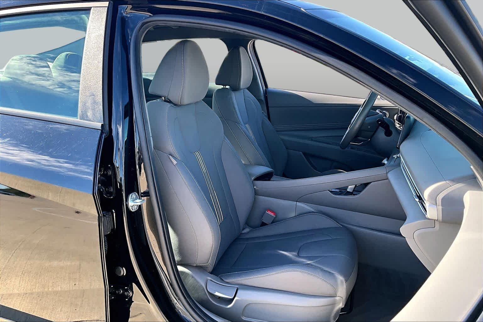 Used 2025 Abyss Black Hyundai SEL Sport image 9