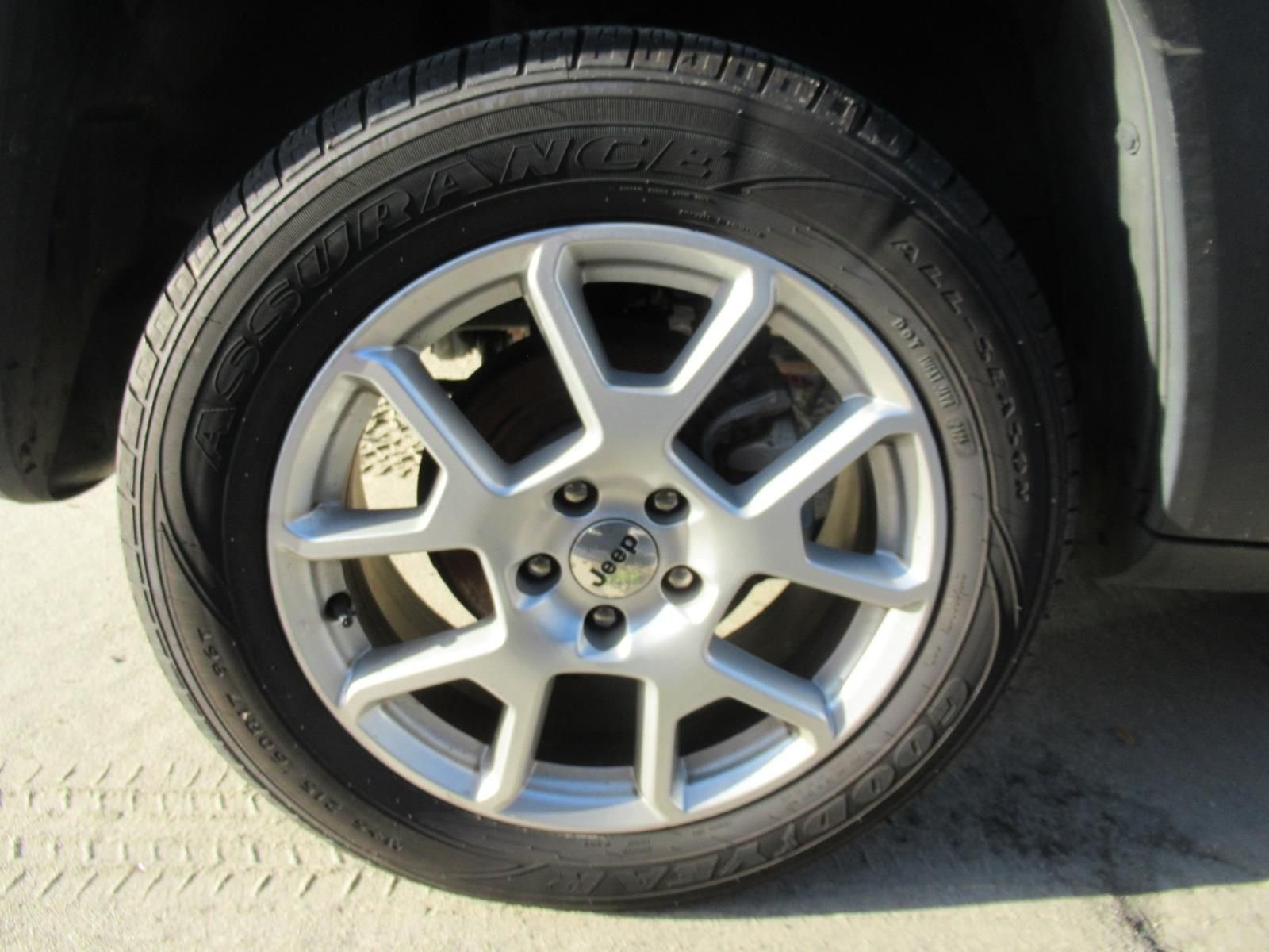 Used 2023 White Jeep Latitude image 5