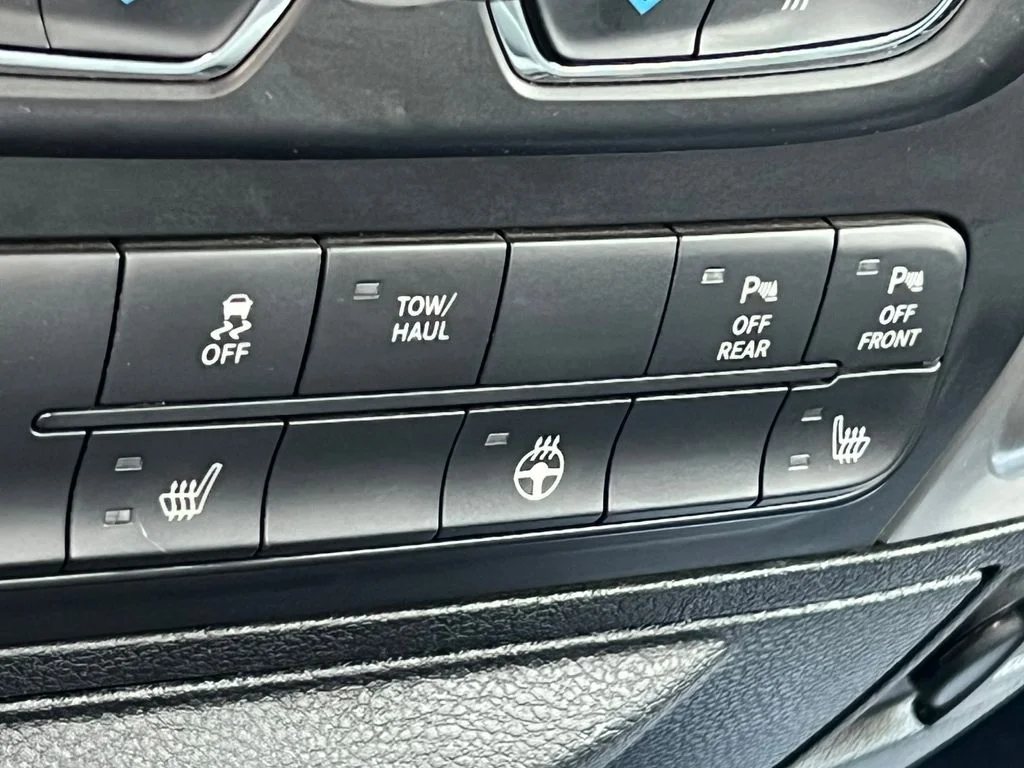 Used 2018 Silver Ram Big Horn image 26