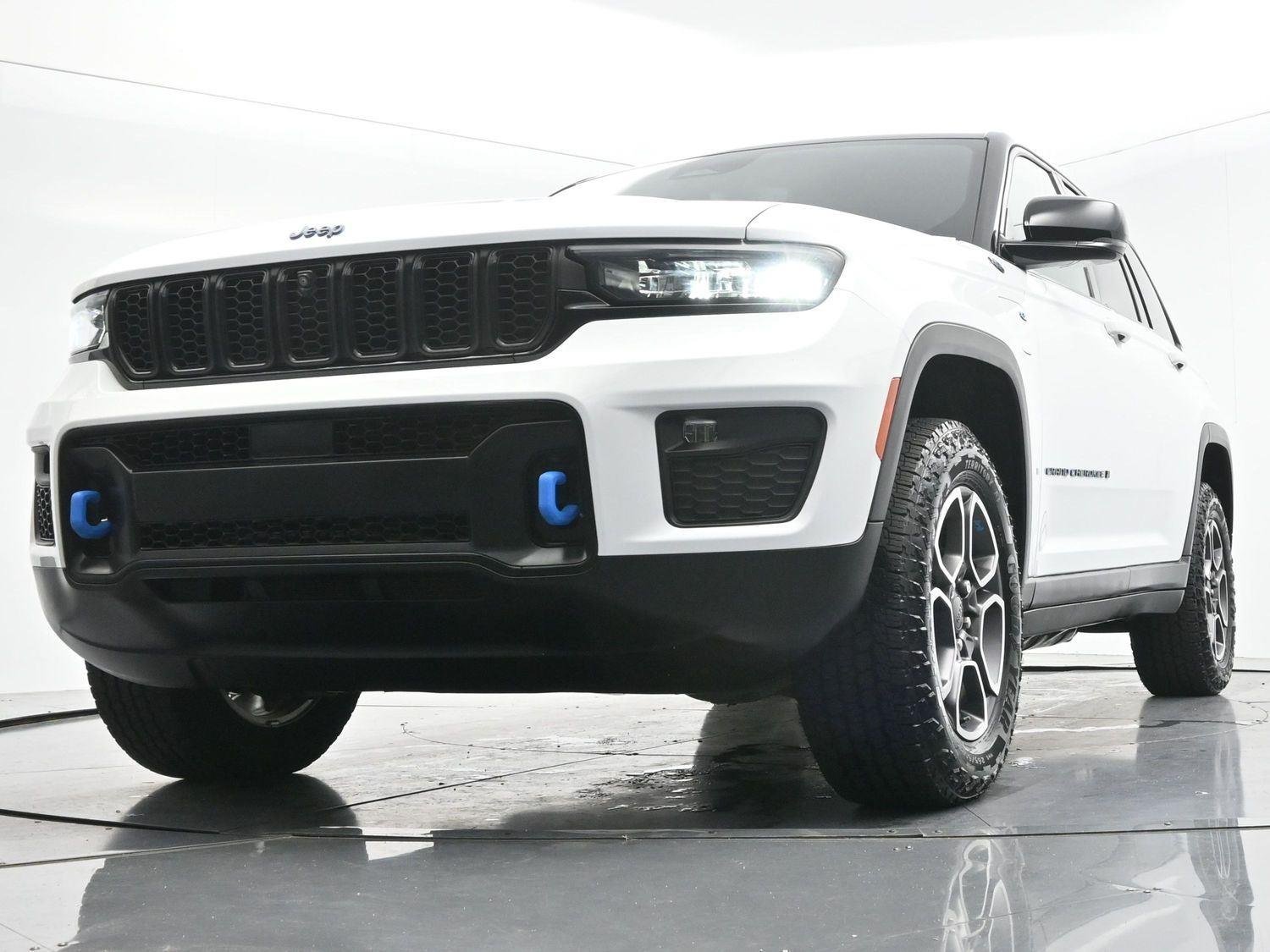 Used 2022 Bright White Clearcoat Jeep Trailhawk image 48