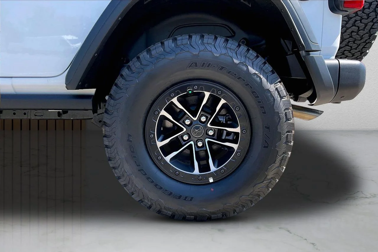 New 2026 Bright White Clear-Coat Exterior Paint Jeep Moab 392 image 33