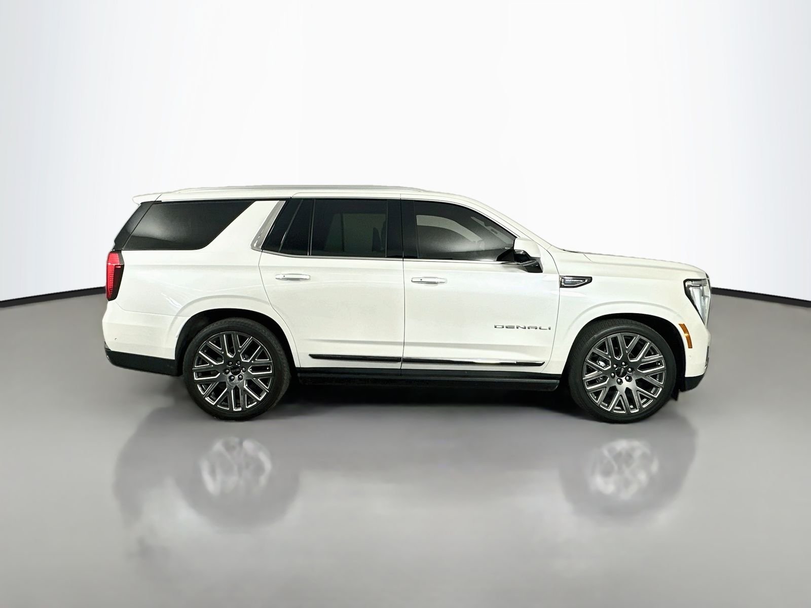 Used 2025 White GMC Denali Ultimate image 9