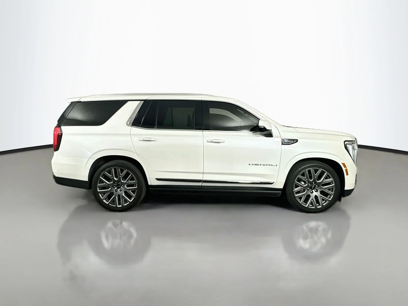 Used 2025 White GMC Denali Ultimate image 9