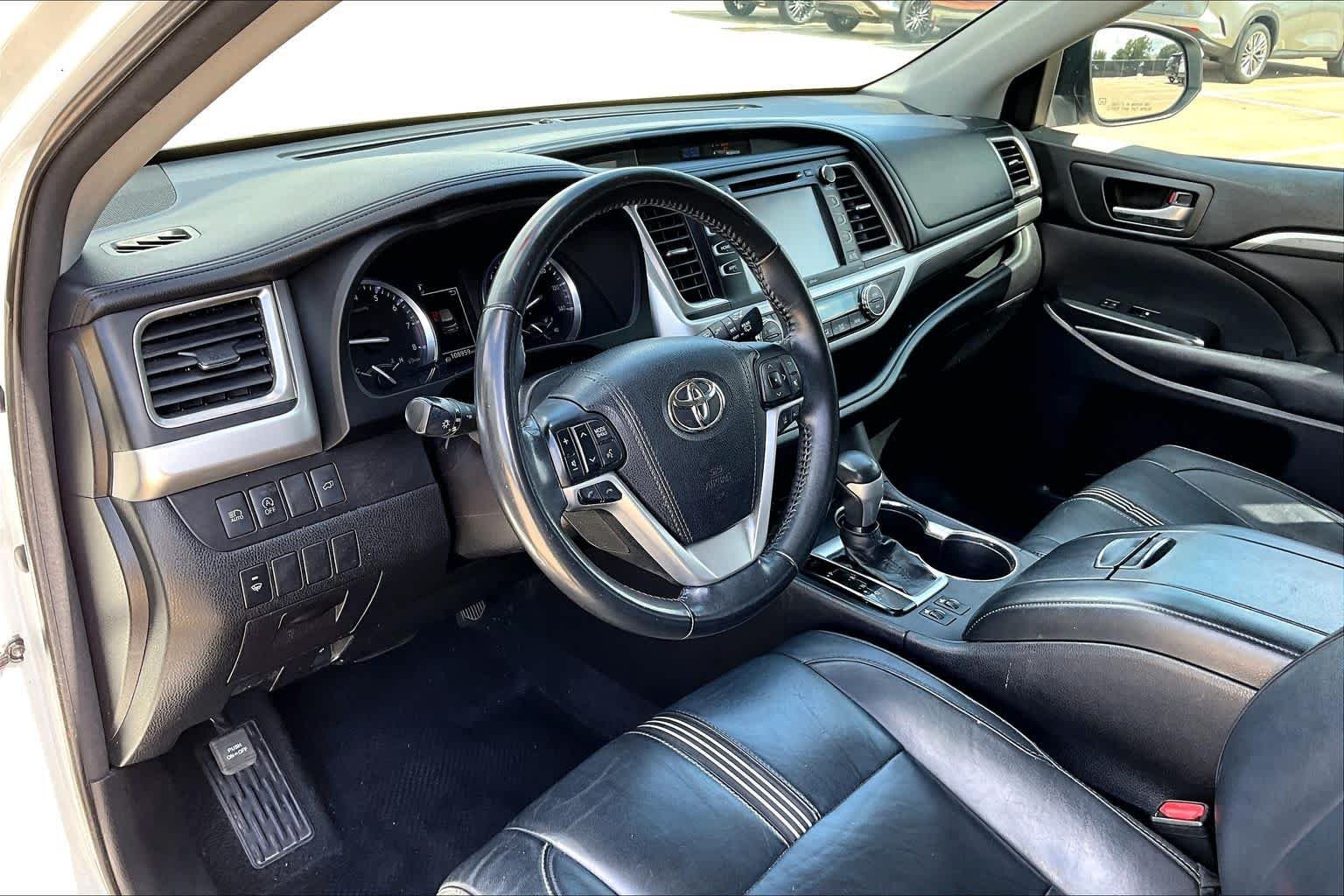 Used 2018 Blizzard Pearl Toyota SE image 26