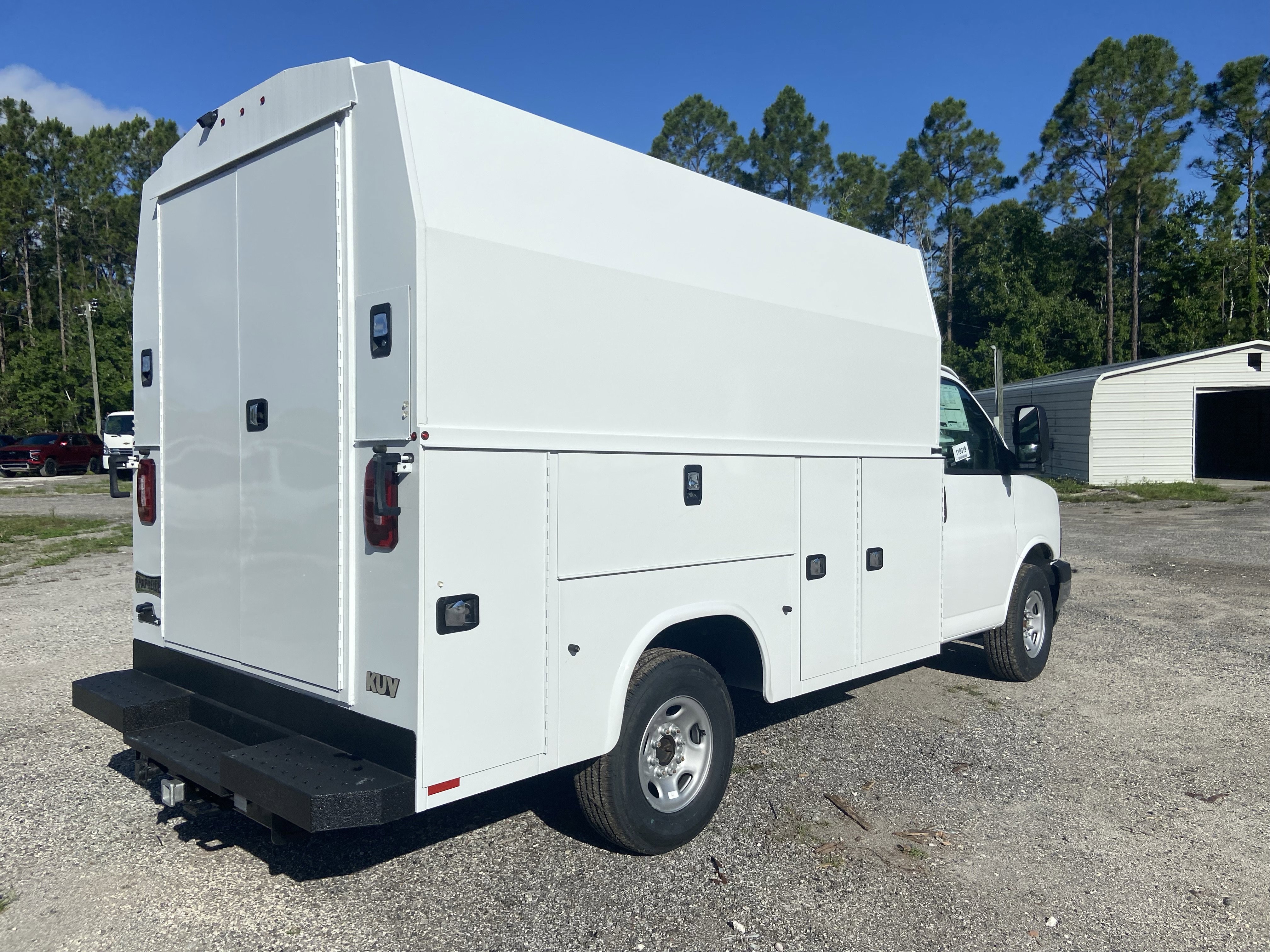 New 2026 Summit White Chevrolet 1WT image 6