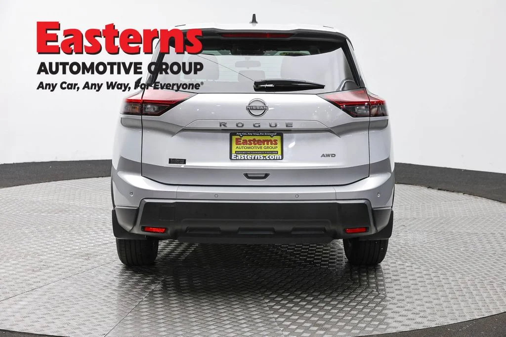 Used 2024 Silver Nissan S image 6