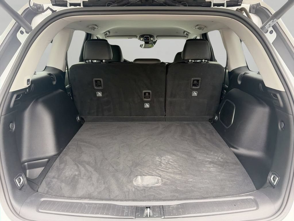 Used 2023  Jeep Limited image 7