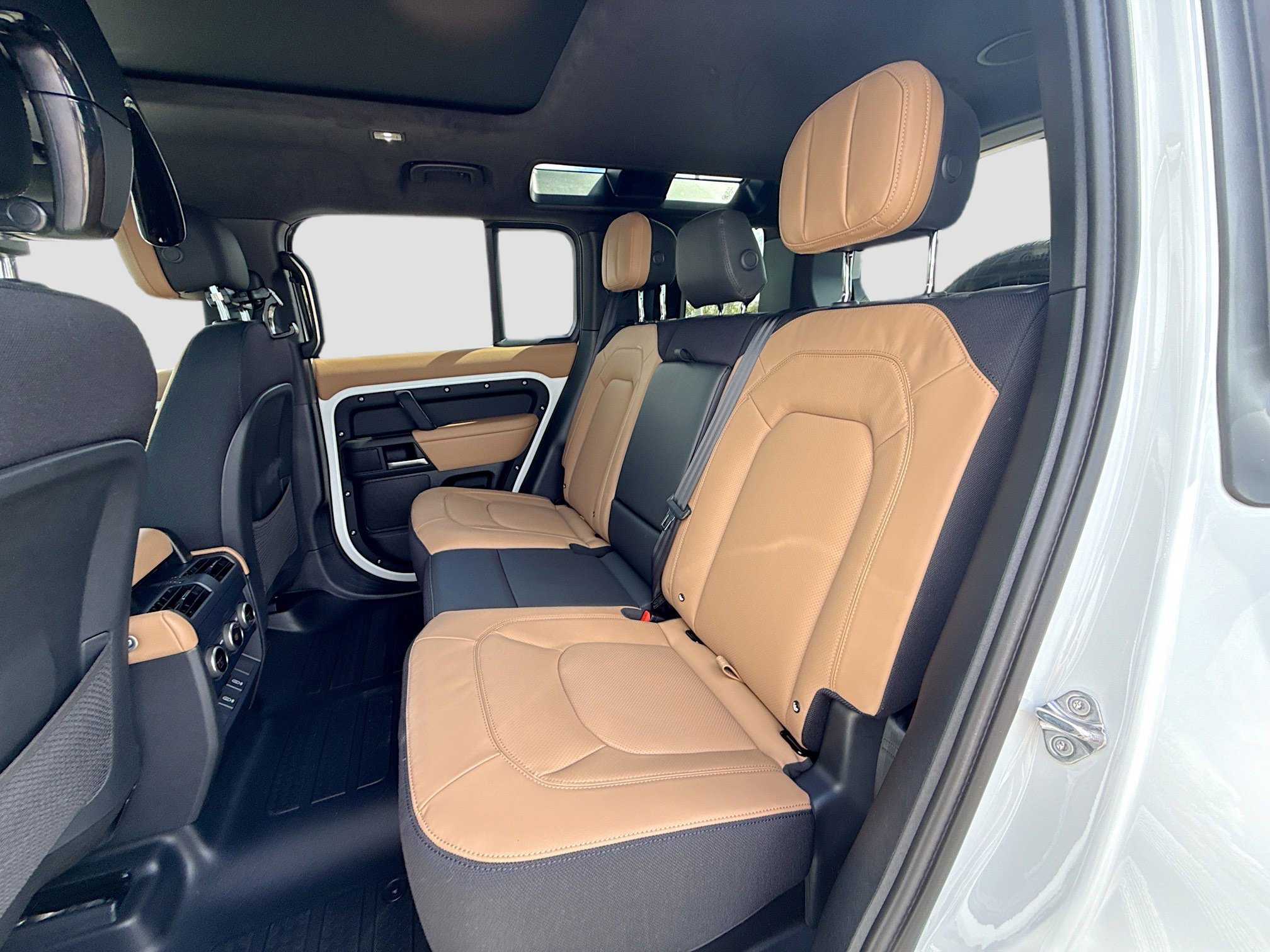 New 2026 Fuji White Land Rover V8 image 22