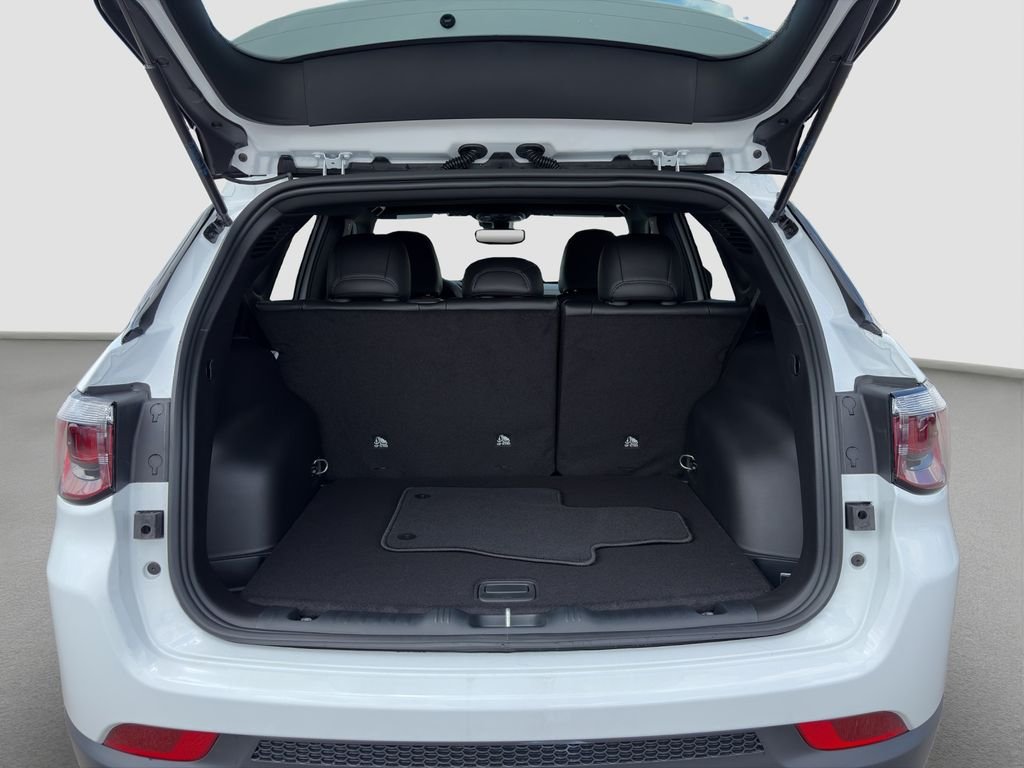 New 2026 Bright White Clearcoat Jeep Latitude image 17