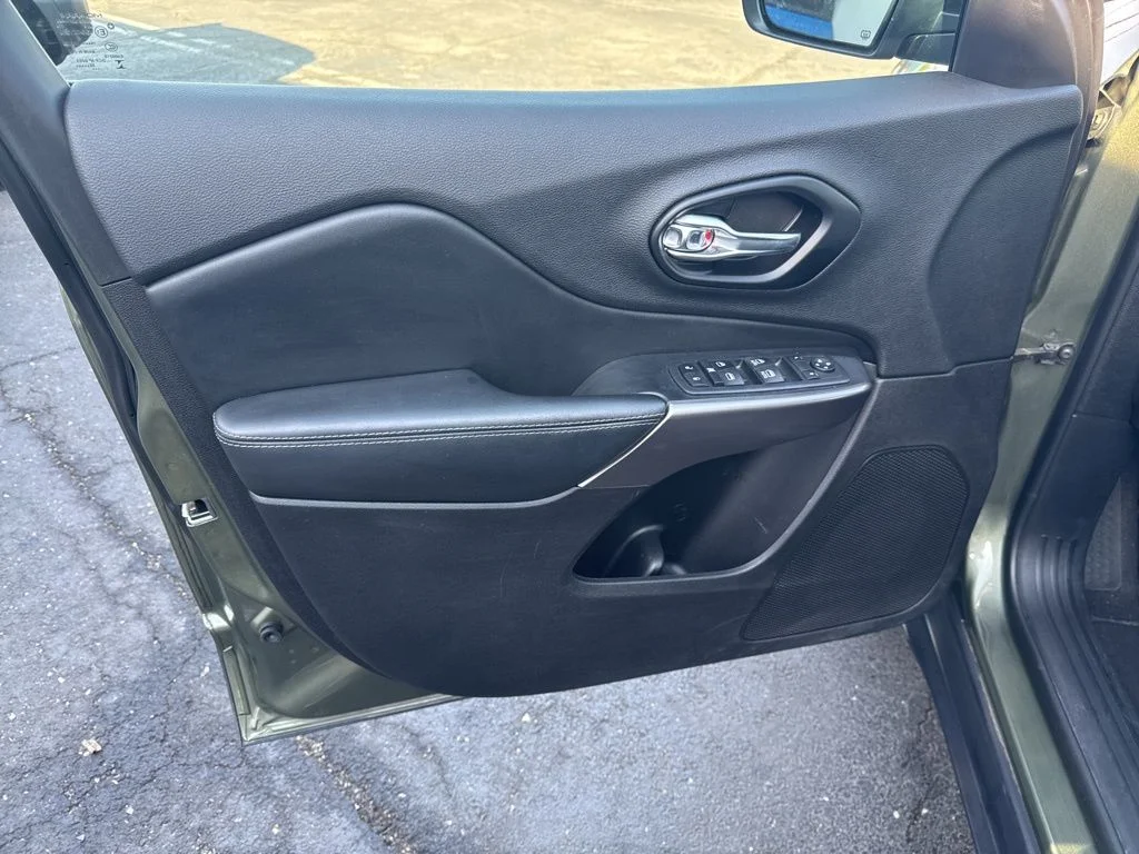 Used 2021 Green Jeep Latitude Lux image 15