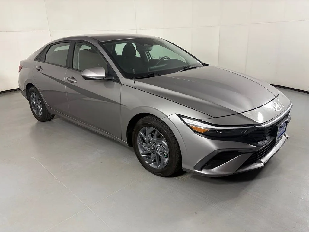 Used 2024 Silver Hyundai SEL image 3