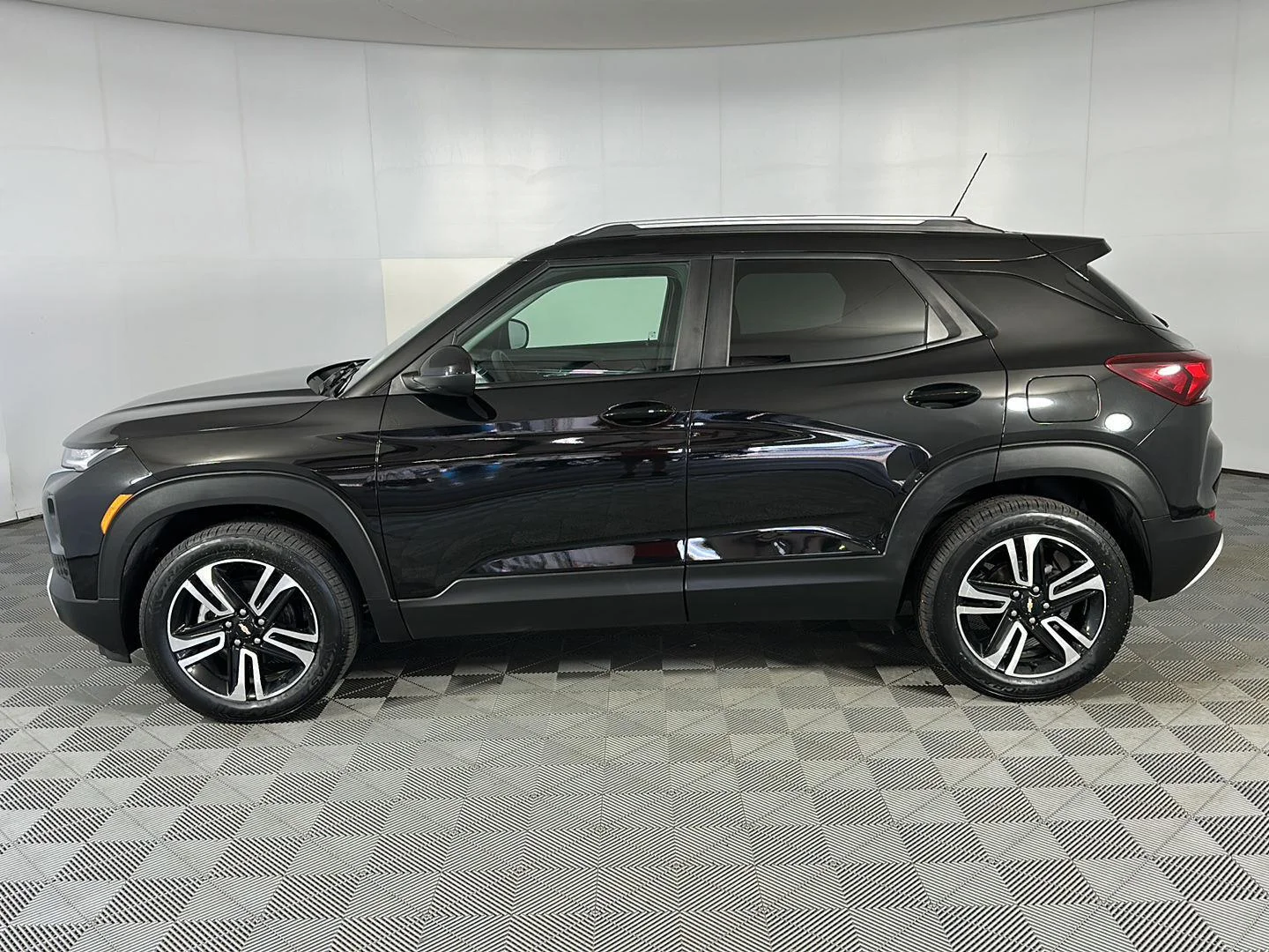 Used 2023 Mosaic Black Metallic Chevrolet LT image 5