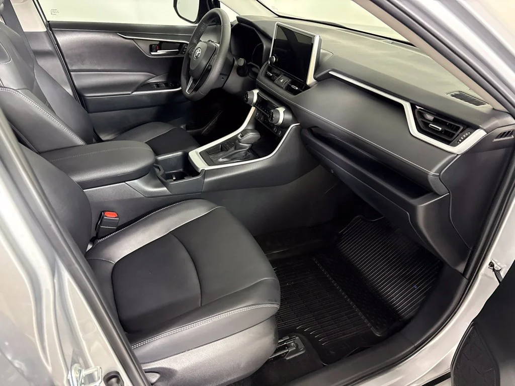 Used 2025 Silver Toyota XLE Premium image 17